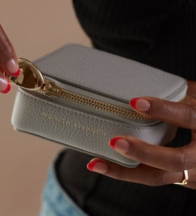 Monica Vinader★レザー ミニ ジュエリー ボックス Leather Mini Oval Jewellery Box in Leather - Cornflower Blue