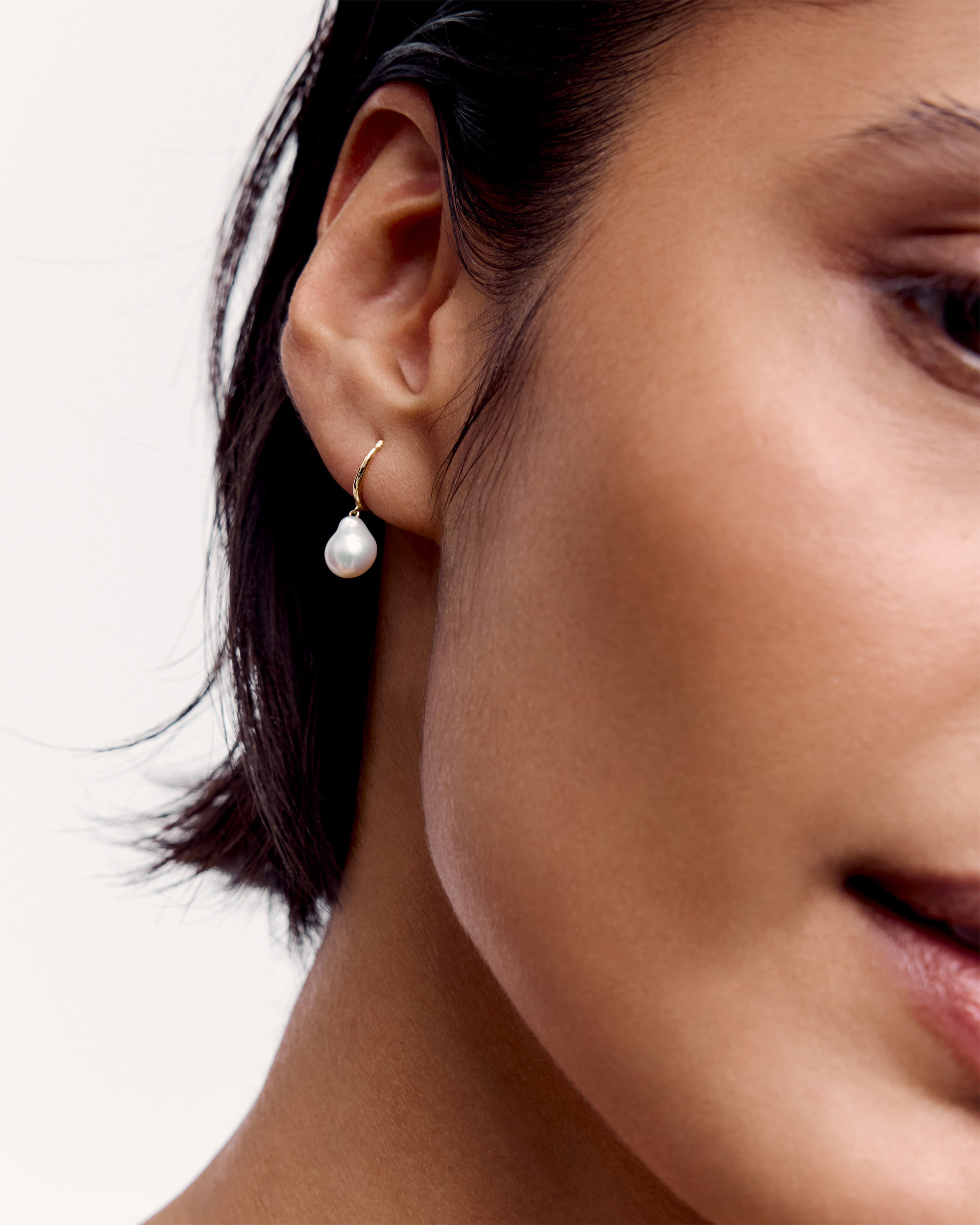 ピアス　No.5661 Small Baroque Pearl Mini Huggie Earrings in 14k Solid Gold and
