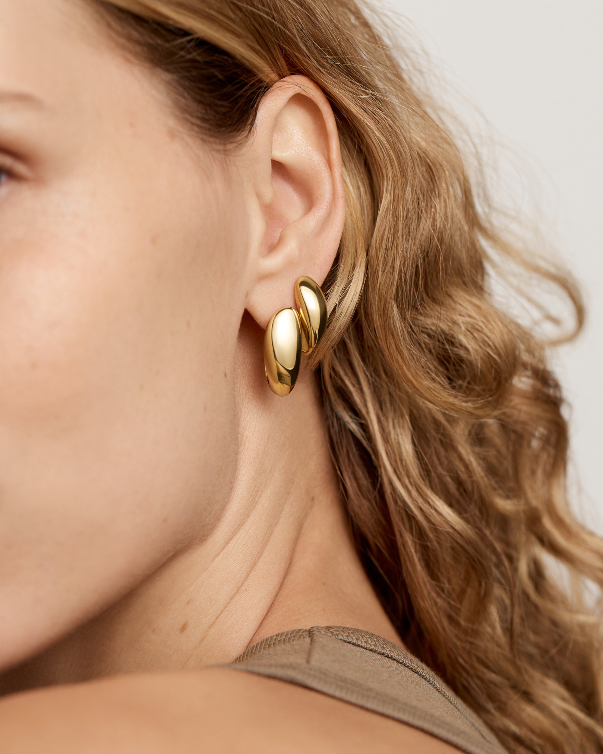 Nura Reef Medium Hoop Earrings in 18k Gold Vermeil on Sterling