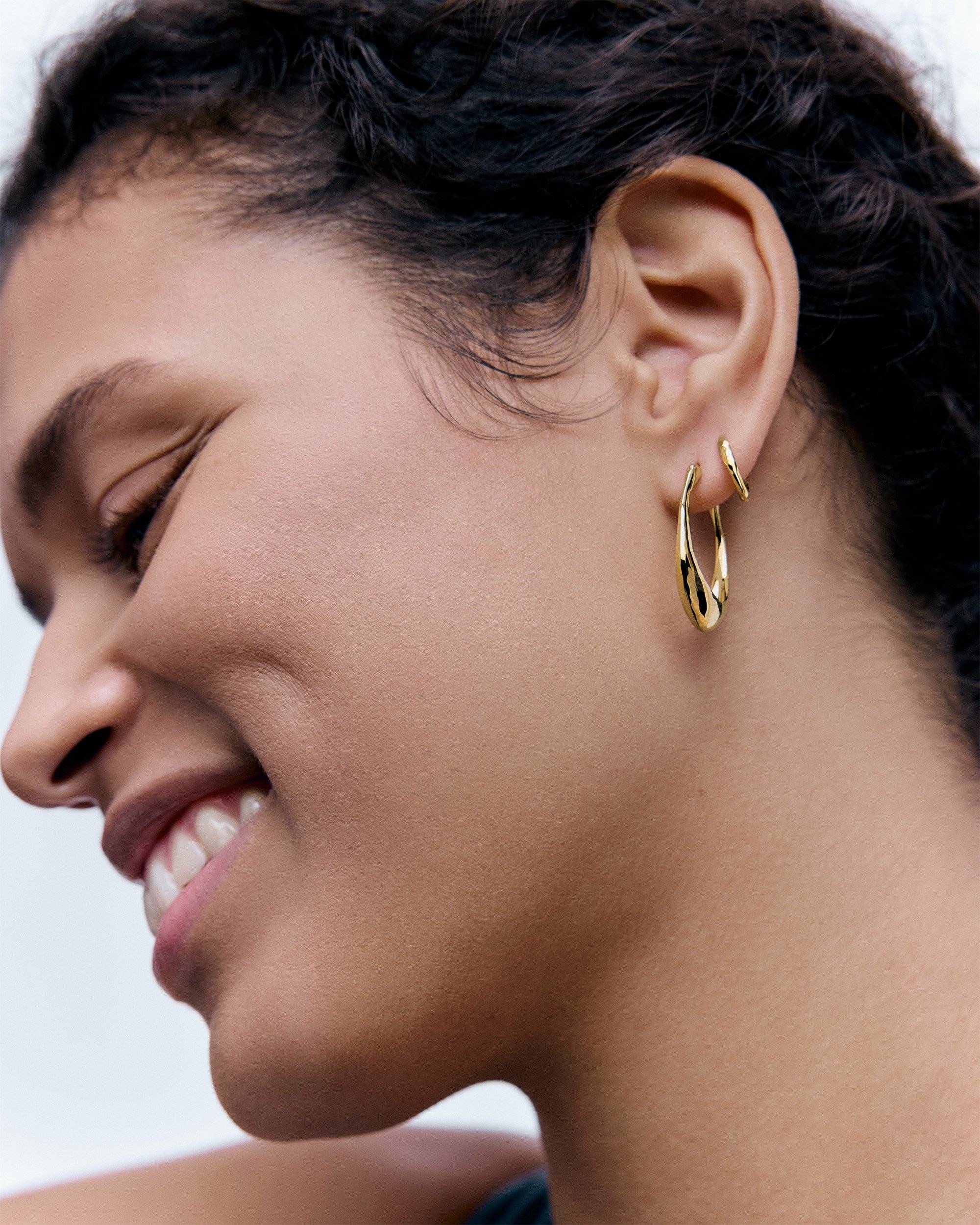 【MONICA VINADER】18Kゴールドヴェルメイユ Deia イヤーカフ Deia Huggie Earrings in 18k Gold Vermeil on Sterling Silver
