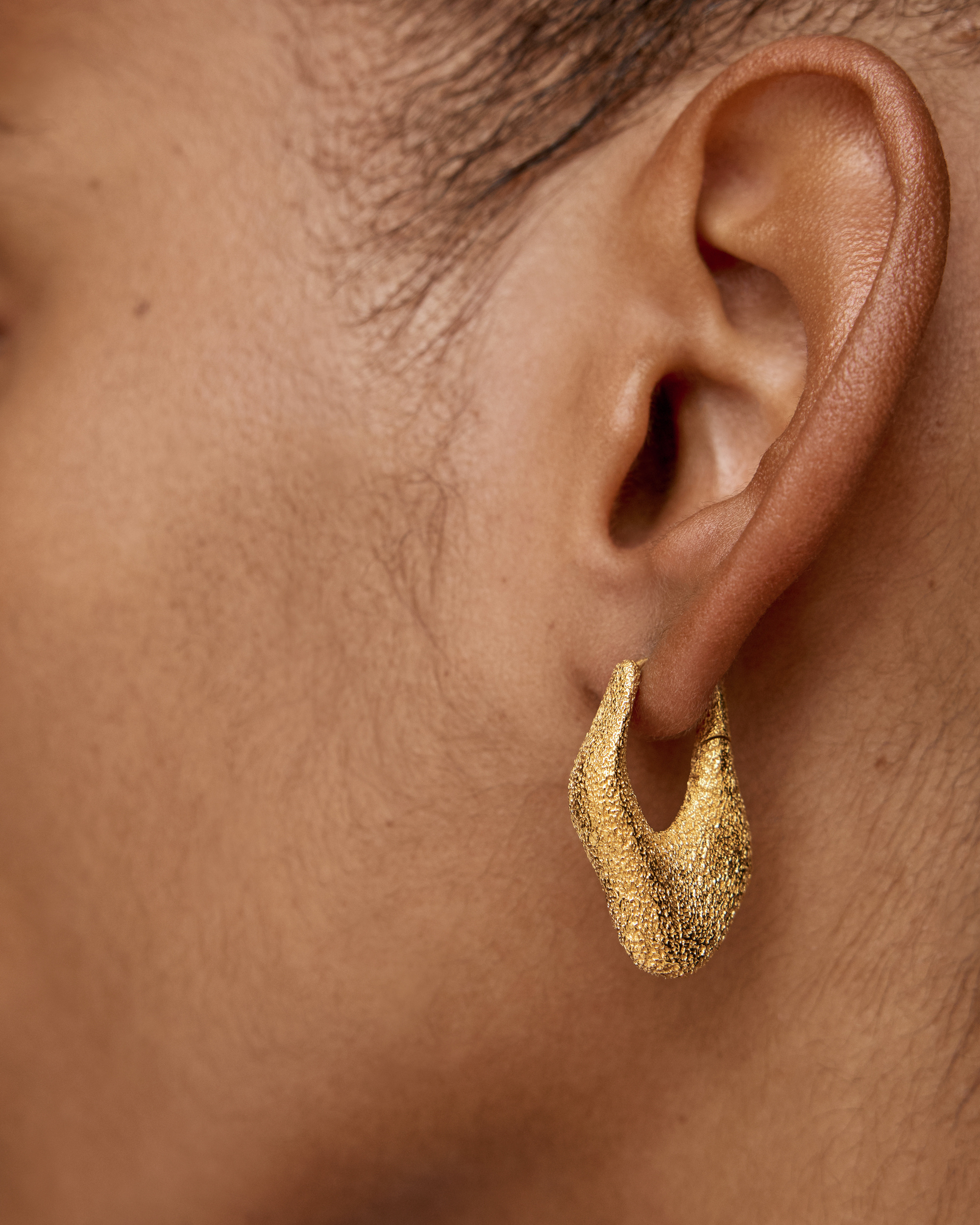 Antica Textured Medium Hoop Earrings in 18k Gold Vermeil on
