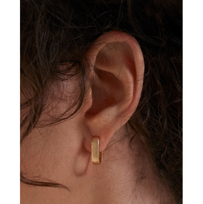 【MONICA VINADER】18KYGヴェルメイユ Groove ハギー ピアス Groove Huggie Earrings in 18k Gold Vermeil on Sterling
